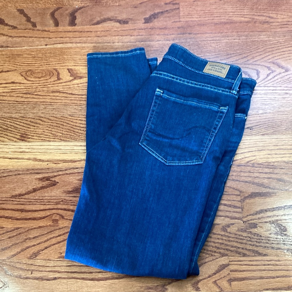 Women’s signature Levi jeans size 4/ 27